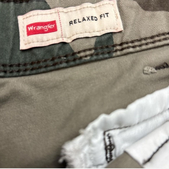 Wrangler Green and Tan Cargo Shorts With Pockets Cotton - Picture 5 of 5